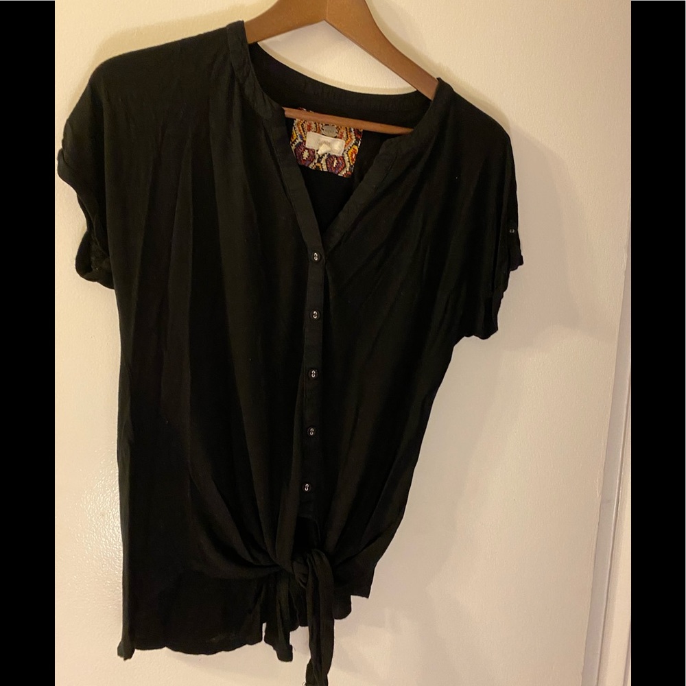 Black women shirt w front tie.